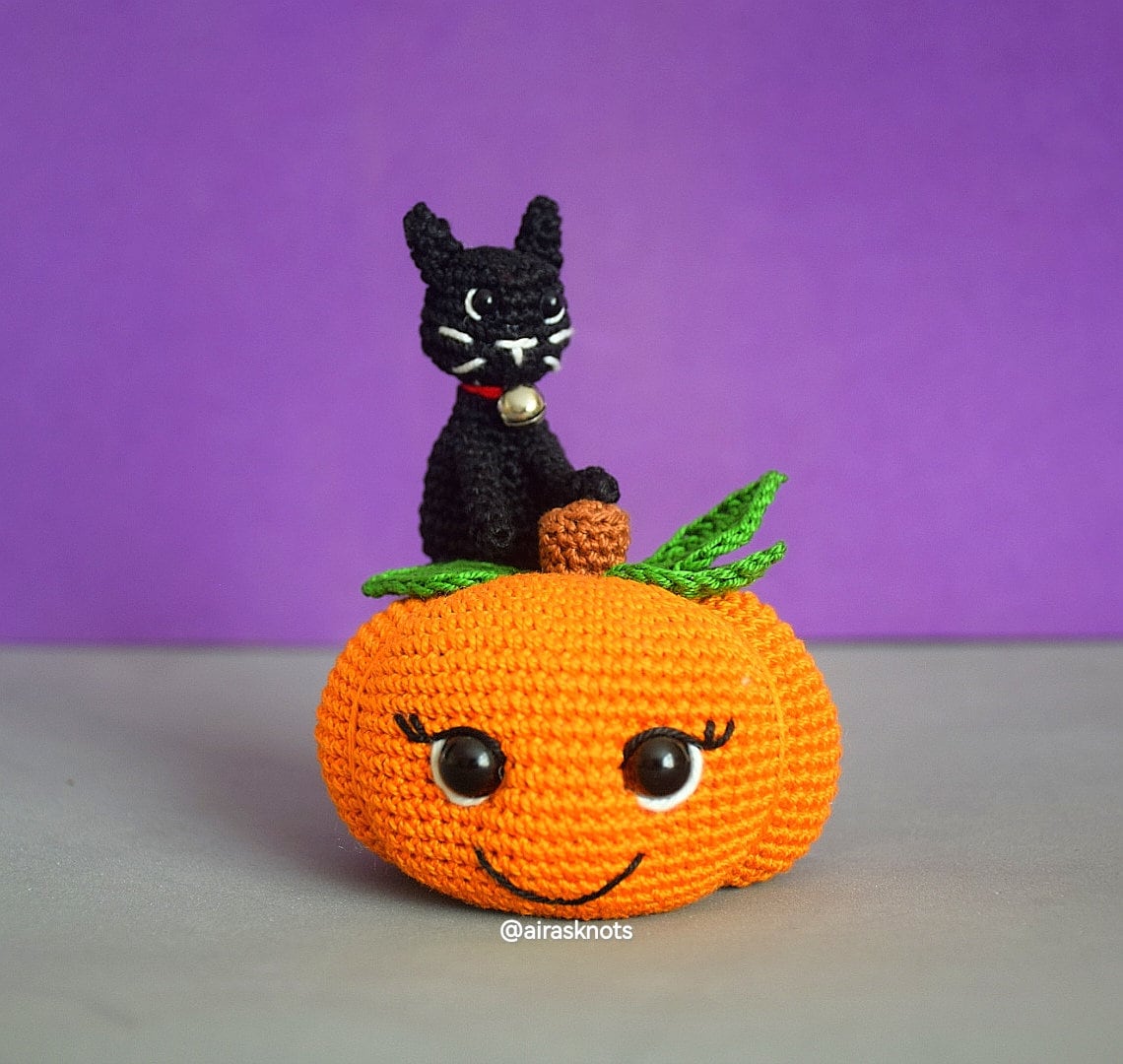 Cassie the Tiny Witch Crochet Amigurumi pattern, pumpkin, black cat, magic potion cauldron flying broom